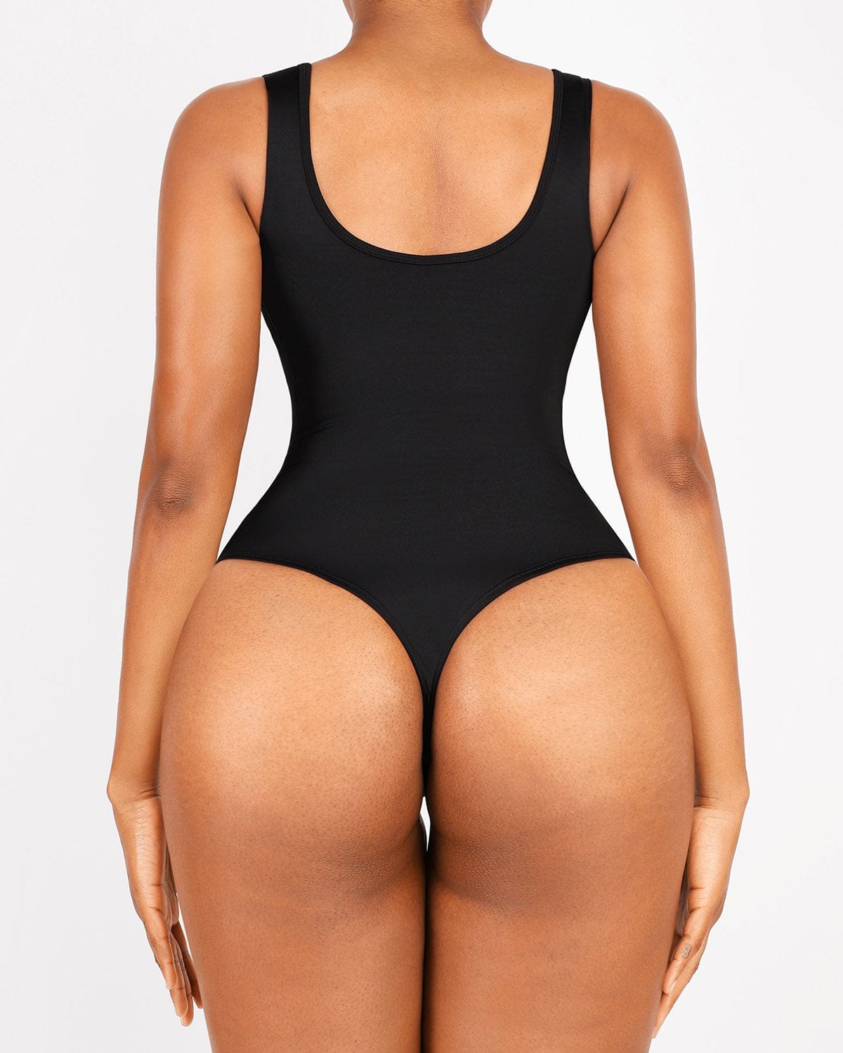This @Shapellx swimsuit SNATCHES! It hugs in all the right places. T